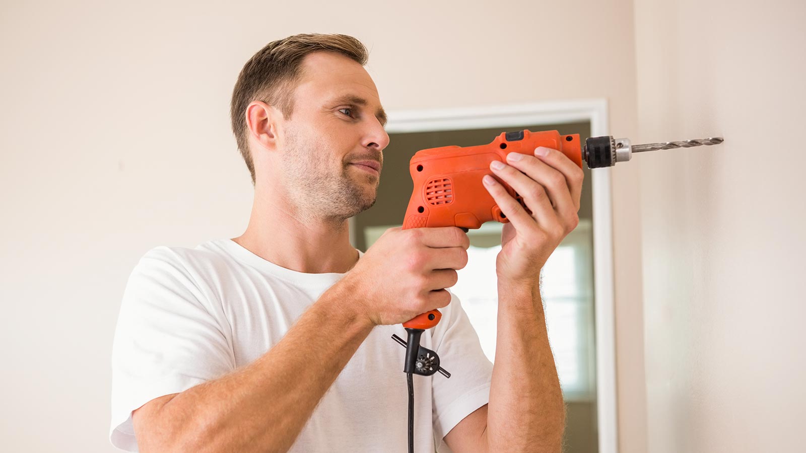 Colgar objetos de la pared